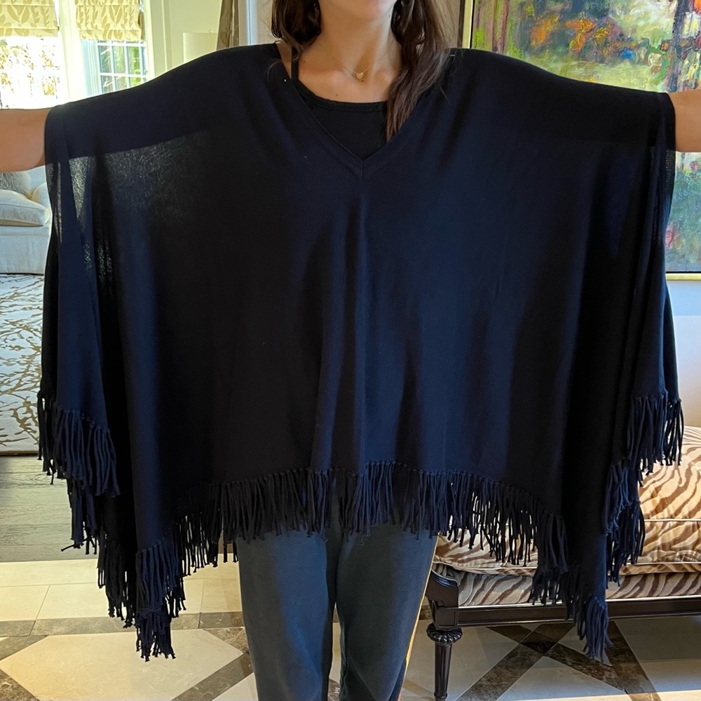 MINNIE ROSE fringed poncho. Navy blue.